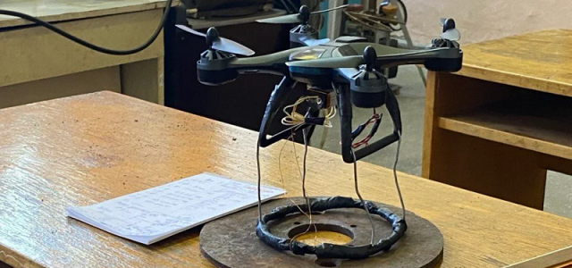 Adolescente ucraniano inventa un dron detector de minas terrestres